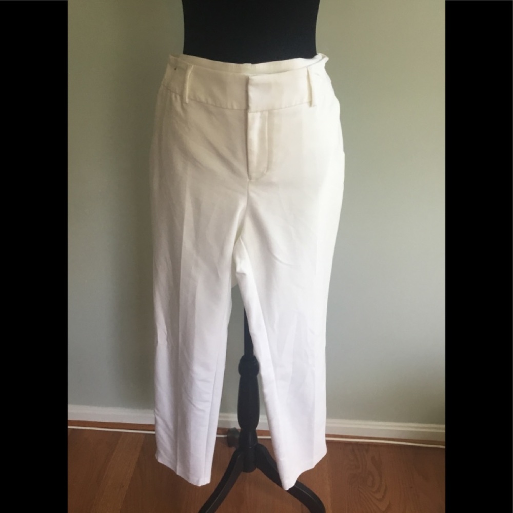 Roz & Ali white ankle length pants size 10 with side zipper along hem